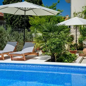 Palace Schoen Milesi - Esense Of Prestige - Private Pool - Free Parking - Old Money Style Luxury - Walking Distance To The Old Town, The And Amenities - Buralux Gasthuis